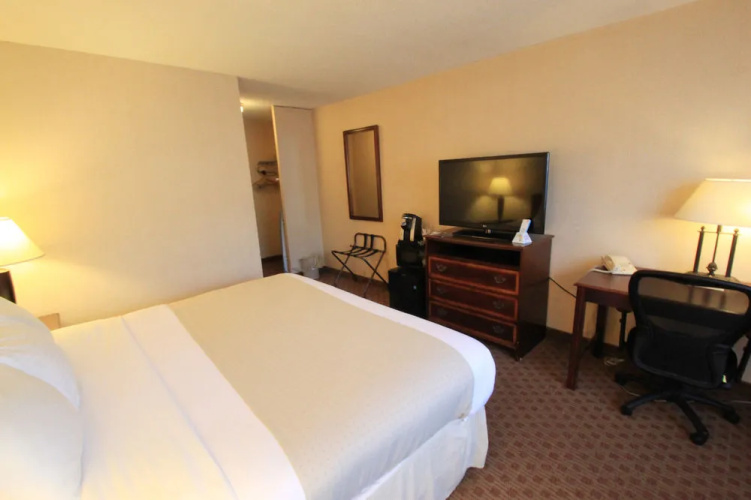 Zackery's Restaurant At Fireside Inn and Suites