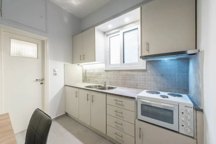 Vibrant Cozy Flat Near the Metro
