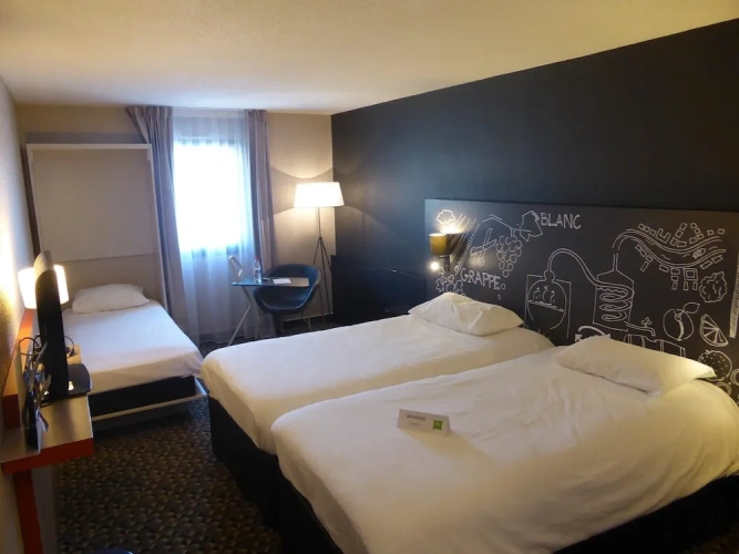 Standard Triple room