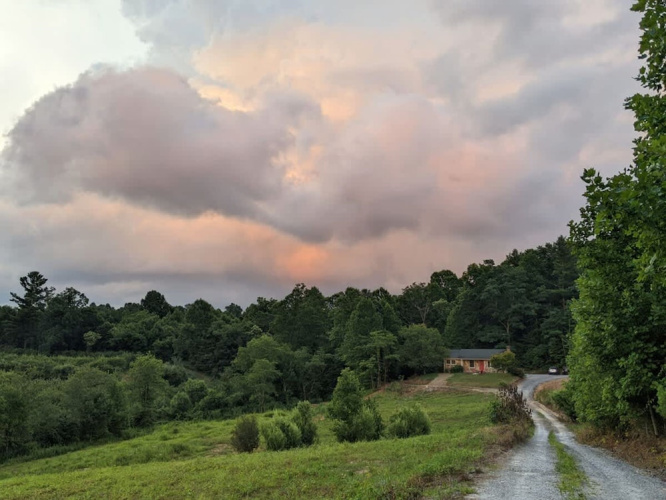 Charming 2BR w Firepit Mountain Views