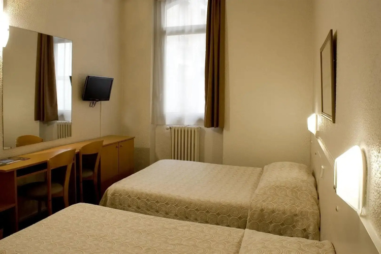 Ours Blanc - Place Victor Hugo