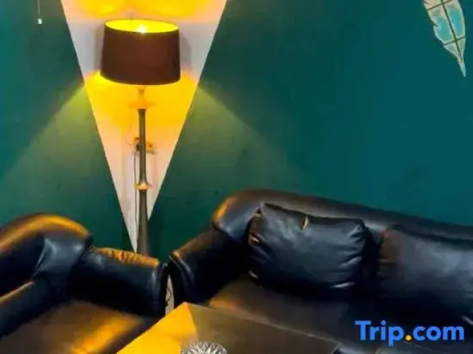 M o M Guest House