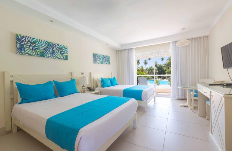 Comfort room with balcony
