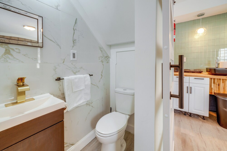 Explore the Hinton Historic District! Luxe Studio