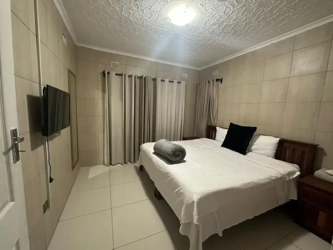 Lovely 3 bed in Selborne Park With Pool - 2234