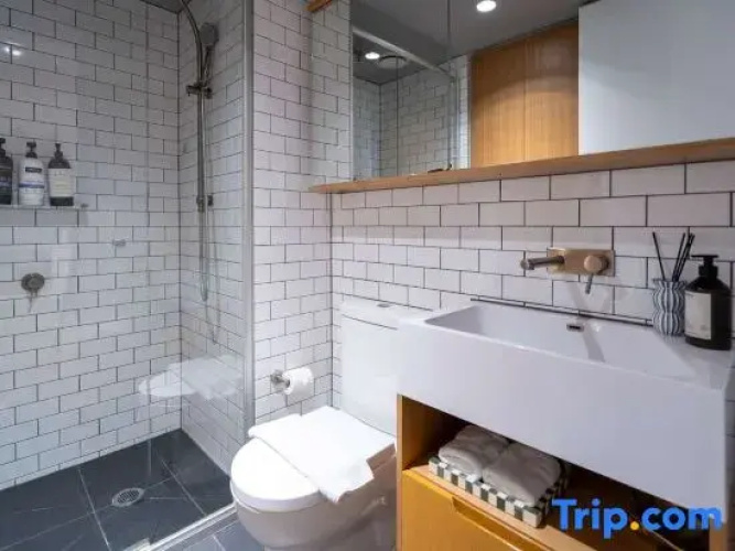 High-Rise CBD Apt L50 | Luxe City Views + Parking