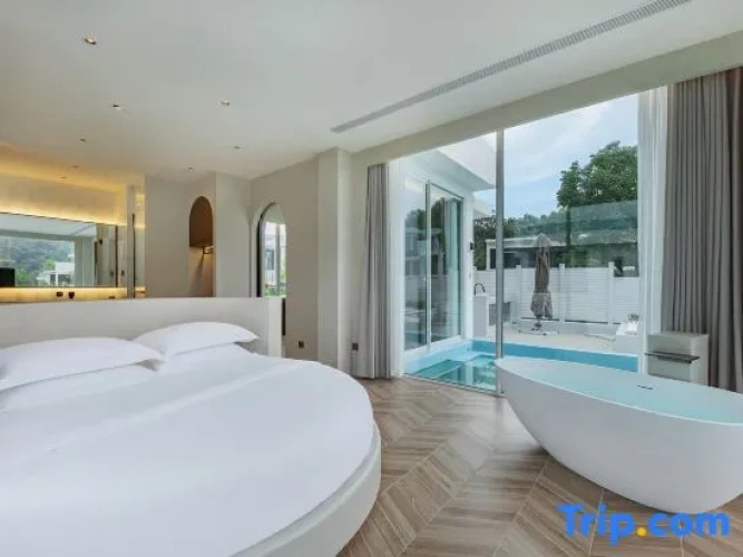 2 Bedrooms Quadruple Suite with pool view