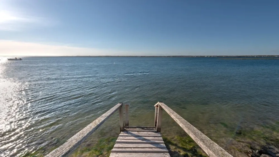 1 Bedroom Bungalow with water view