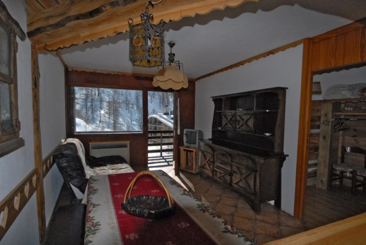 Ski-out Cervinia Chromotherapy Apartment