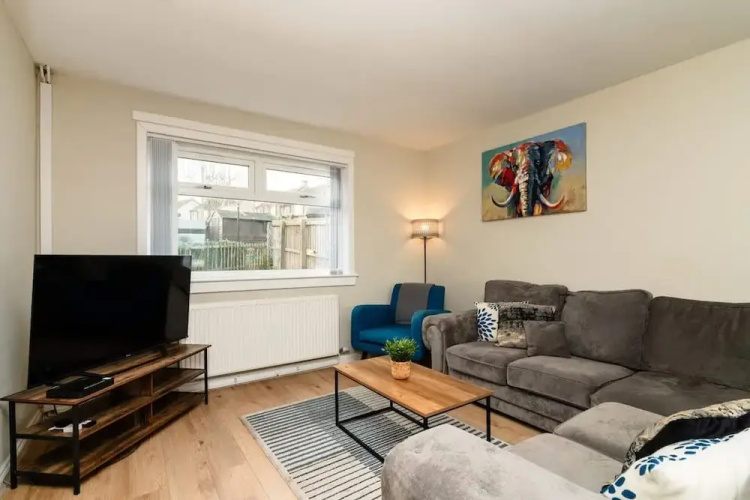 3 Bed House With Driveway