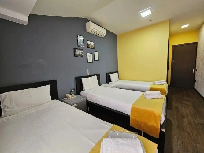 Standard Triple room with city view