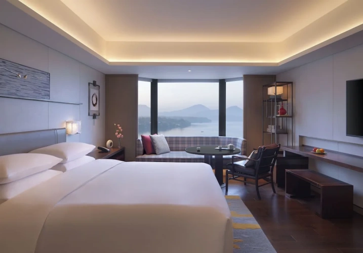 Club Access Twin room with lake view