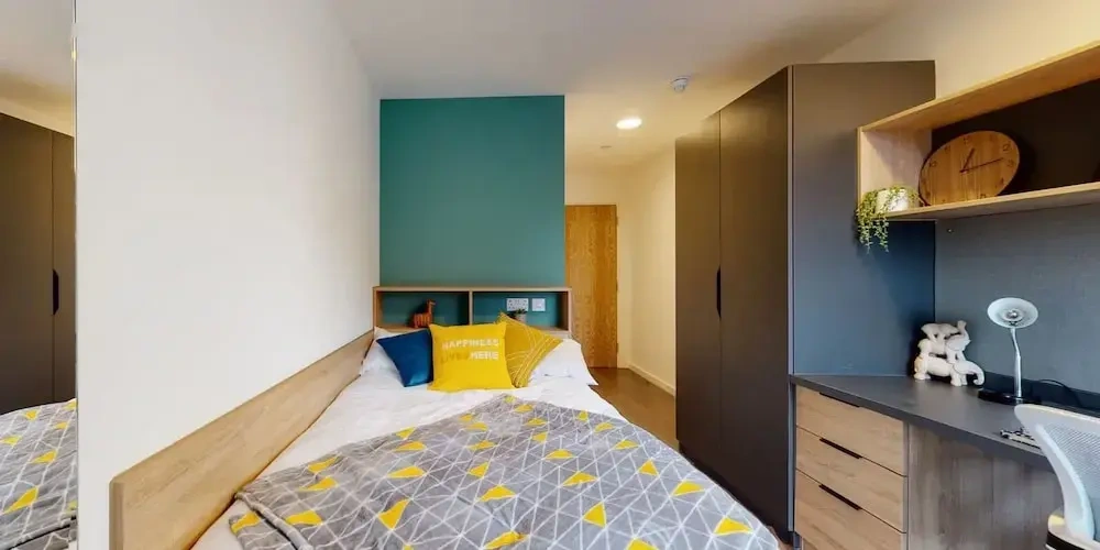 4 Bedrooms Apartment