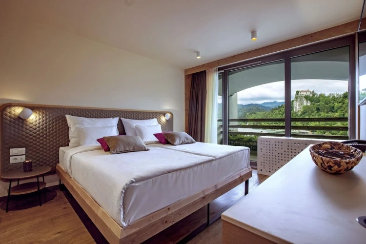 Suite with balcony and with lake view