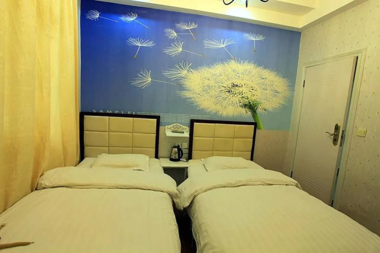 Yijian River View Guesthouse(凤凰亦间江景民宿)