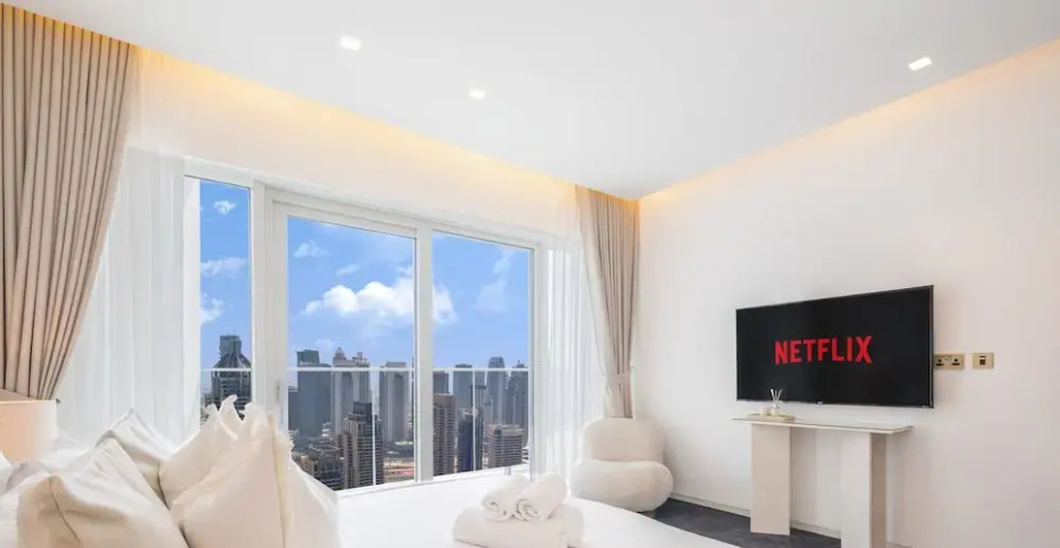 LUX Lavish Suite with Full Marina View 4