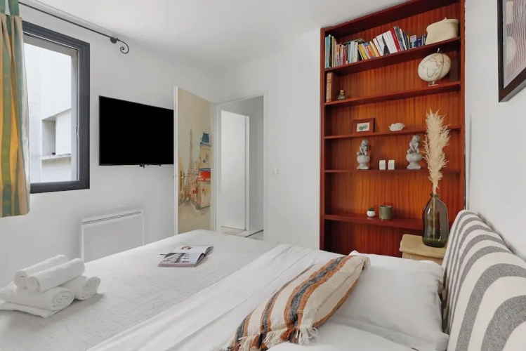 Stylish 2BR for 6 by Champs-Elysees