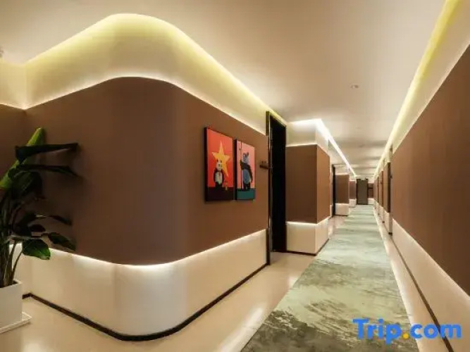 Xiong Yi Cat is tired at the hotel (chengdu Panda Base Branch)