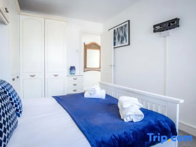 3 Bedrooms Apartment