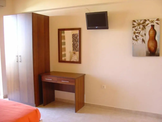 Lyristis Dinos Studios & Apartments
