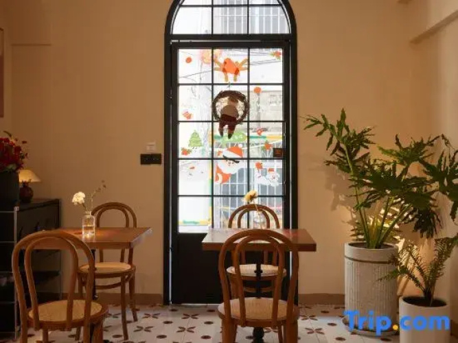 Salut Café Homestay