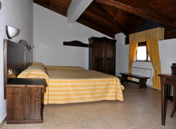 Standard Triple room