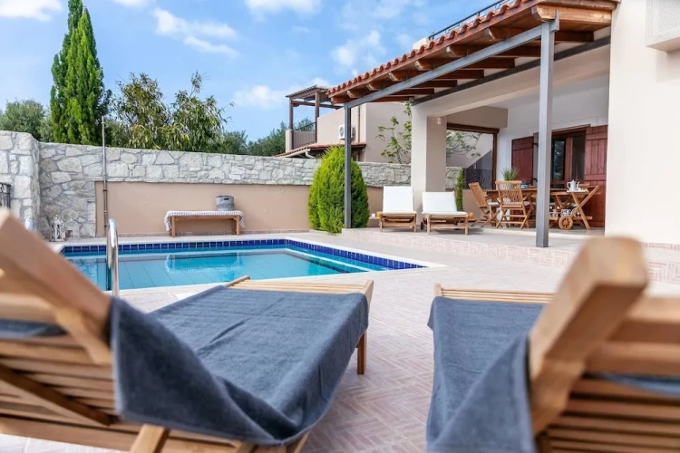 2 Bedrooms Villa