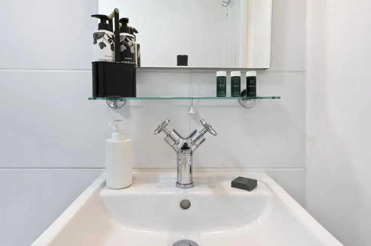 Bright one Bedroom Apartment With Balcony in Maida Vale by Underthedoormat