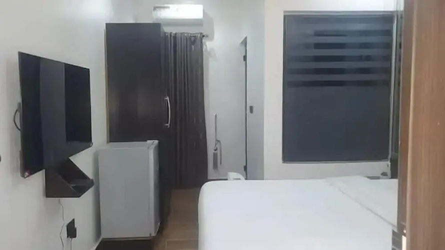 Q Nuts Lounge And Suites