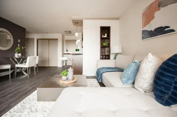 Luxury Downtown One Bedroom Suite