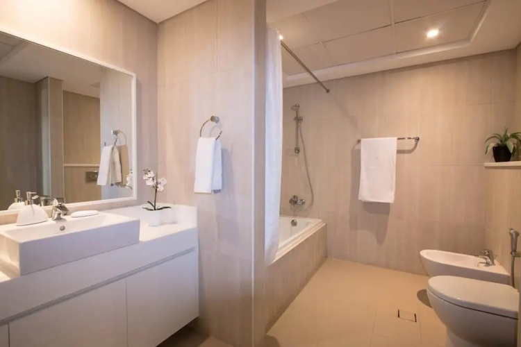Upscale 1BR - Sea Views - Direct Beach Access!
