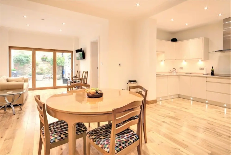2 Bedrooms Apartment