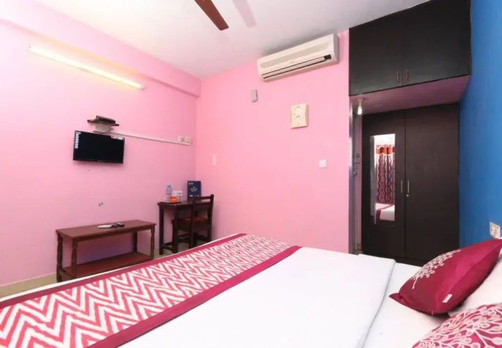 Lloyds Nest by OYO Rooms
