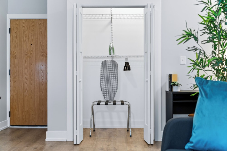 Stylish 1BR in Lakeview - Brompton 1 rep