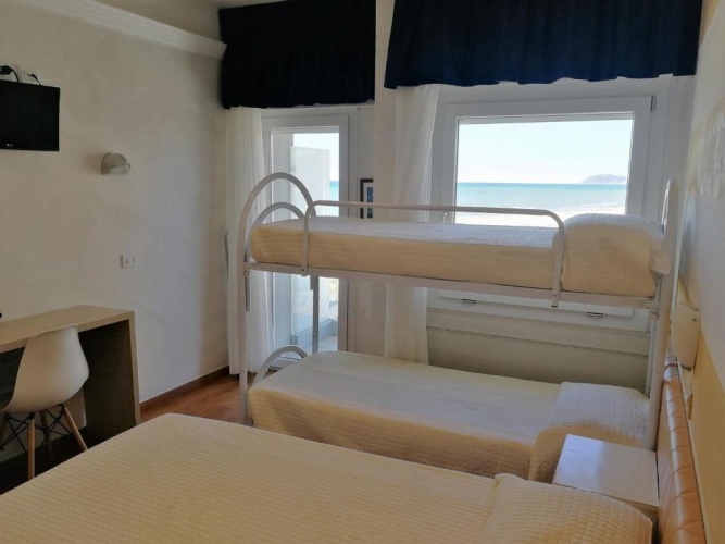 Standard Quadruple room with sea view