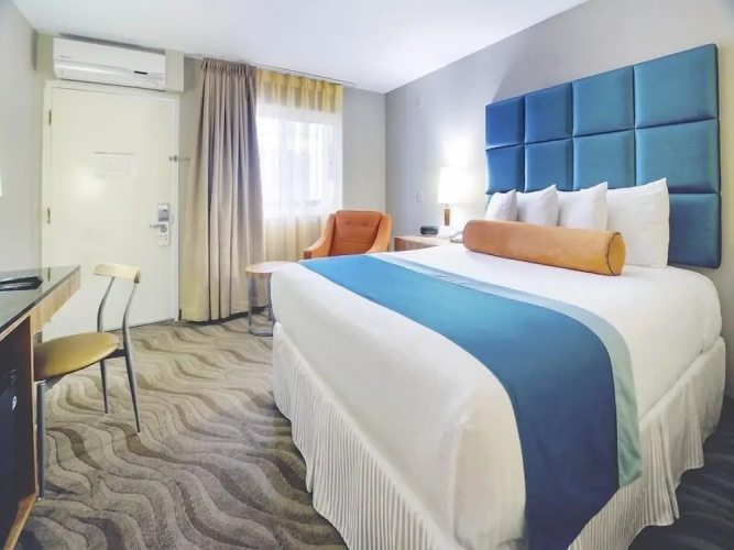 Vienna Hotel (Shenzhen Gongming Square Station)