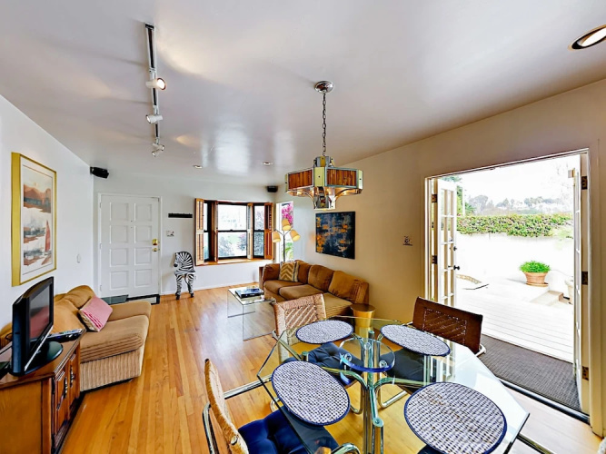 Beach Bungalow in Ventura by RedAwning