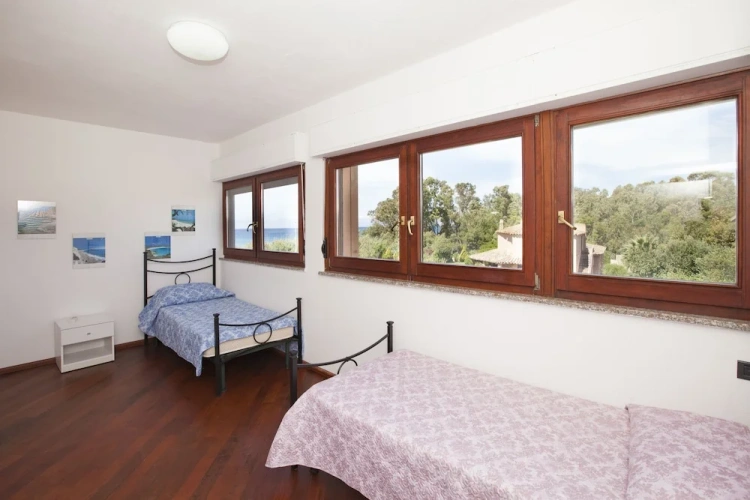 4 Bedrooms Villa