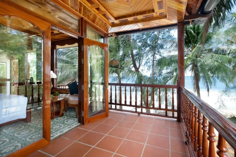 Standard Triple room with balcony and beachfront