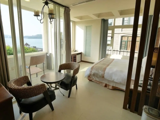 Standard Double room with balcony and with lake view