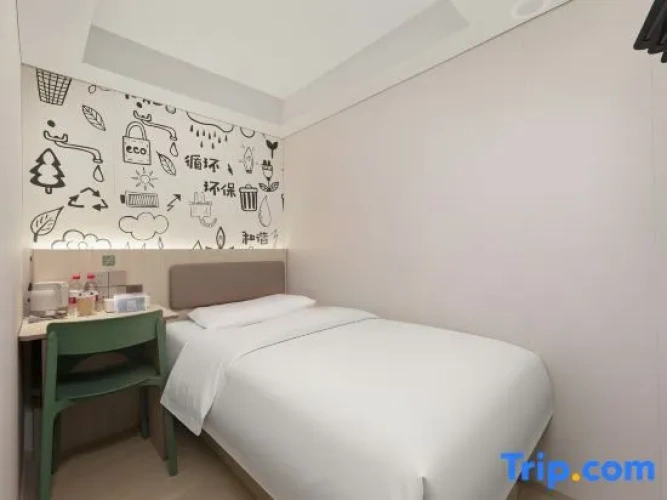 Standard Twin Family room with street view