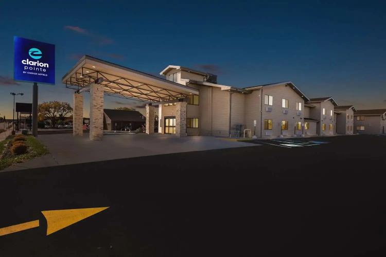 Clarion Pointe Milwaukee Airport