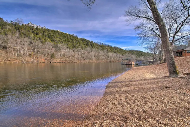 Rustic Hollister Cabin - 5 Mi to Downtown Branson