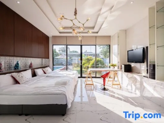 5 Bedrooms Villa