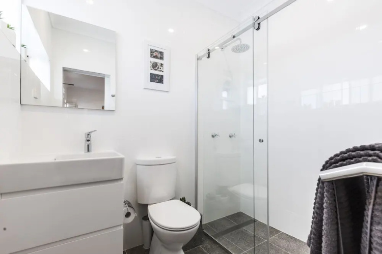 Quiet Spacious Apt with AIR CONDITIONING & Netflix