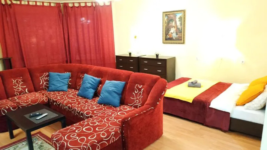 Фотография номера квартиры Диван и чемодан на улице Семьи Шамшиных