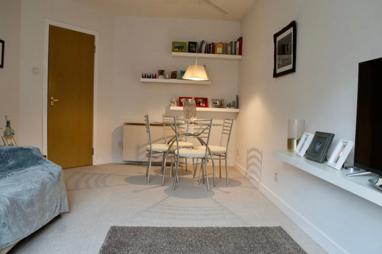 2 Bedroom Flat In Edinburgh