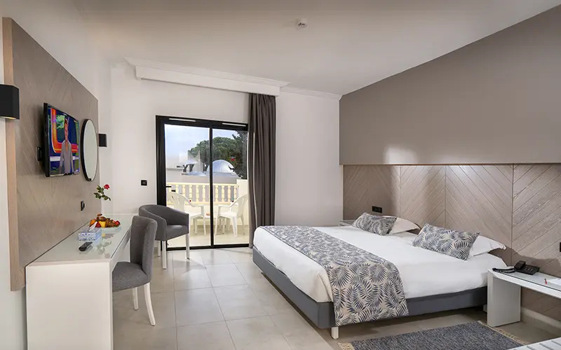 Standard Twin room with garden view