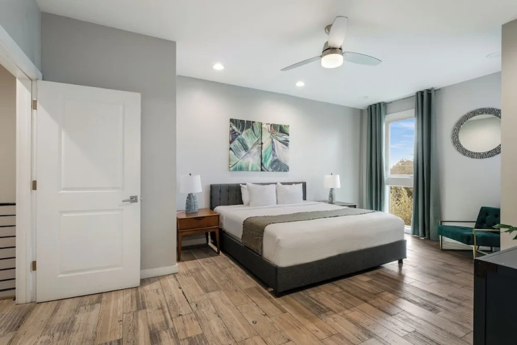 4 Bedrooms Standard Family room with balcony