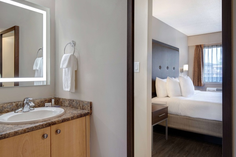 Days Inn by Wyndham Victoria Uptown photo 9